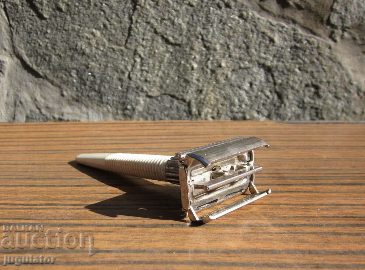 Delivery of retro English razor vest gillette england