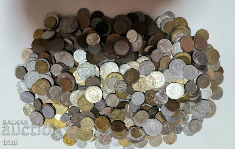 Lot of 750 foreign coins