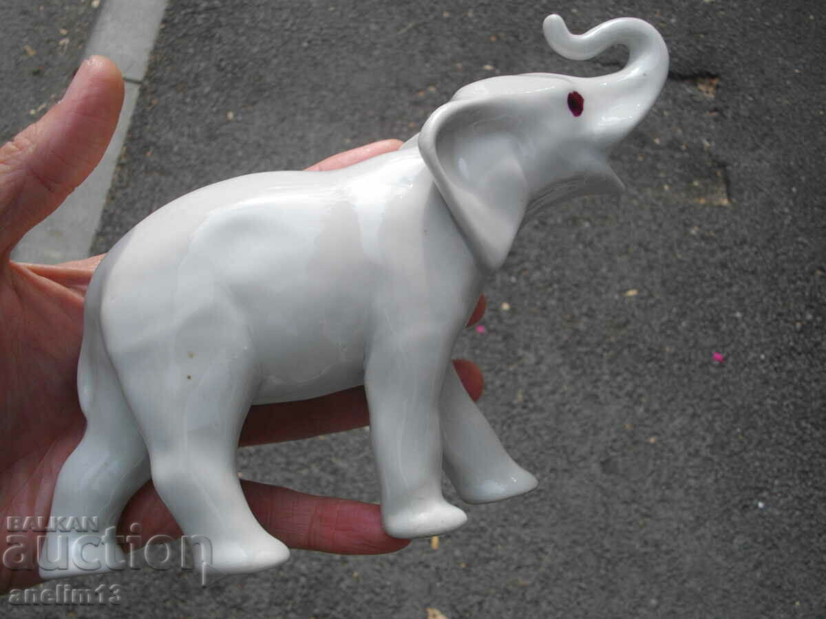 Delivery of OLD PORCELAIN ELEPHANT FIGURE Delivery of OLD PORCELAIN ELEPHANT FIGURE