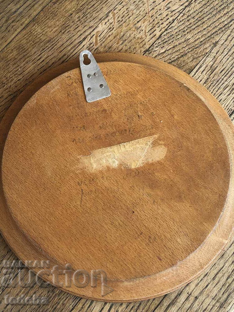 Auction WOODEN WALL PLATE - PERFECT Auction WOODEN WALL PLATE - PERFECT