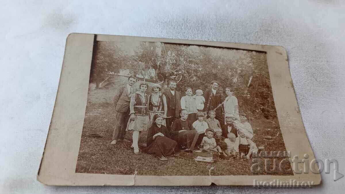 Photo Ferdinand Men women and children