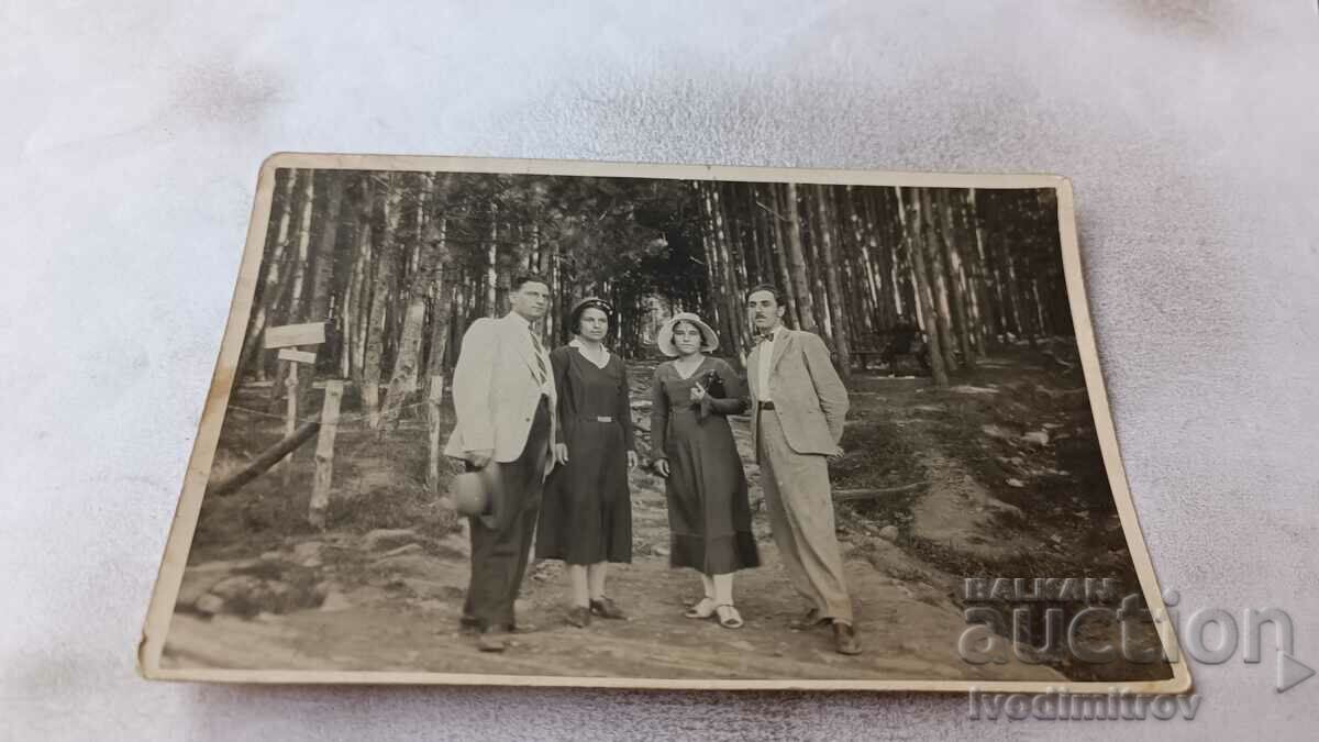 Fotografie Manritsa Ortakliysko Doi bărbați și două femei