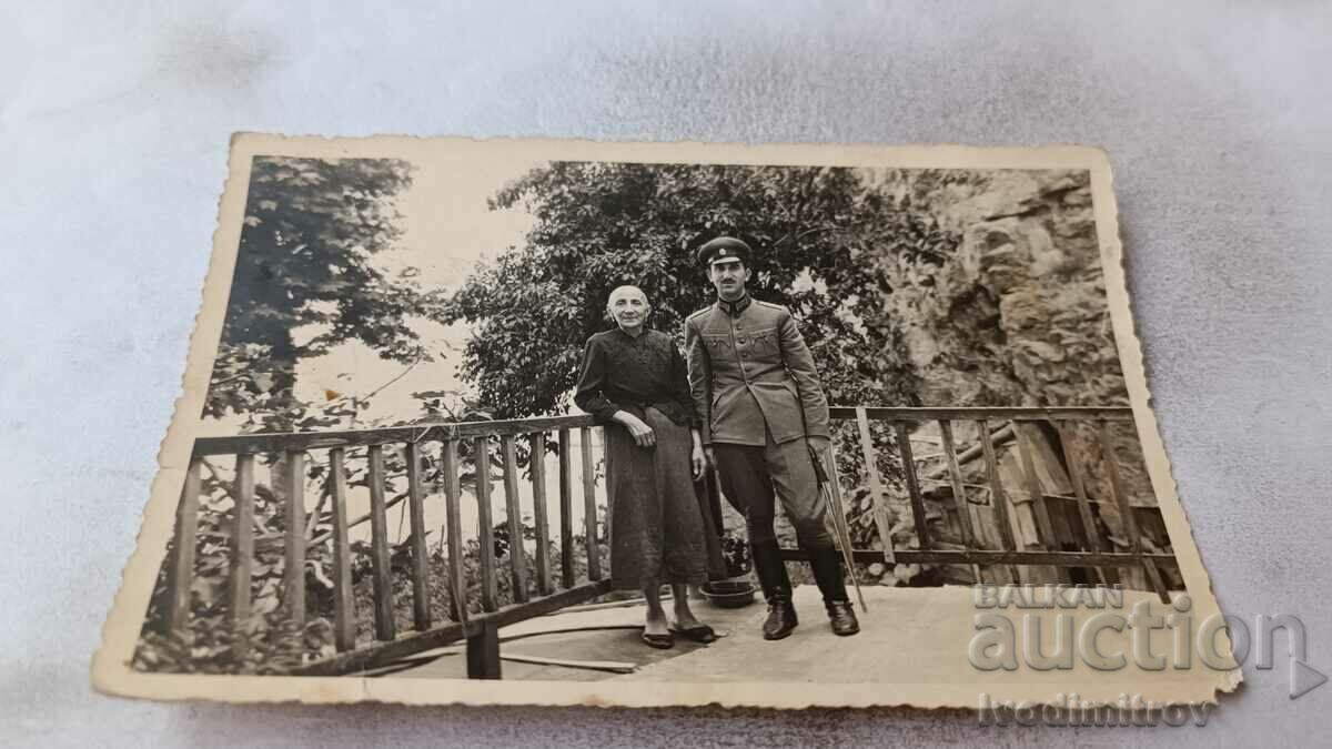 Photo Officer and elderly woman