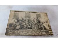 Снимка Мъже жени и деца с плетени кошници и дамаджани