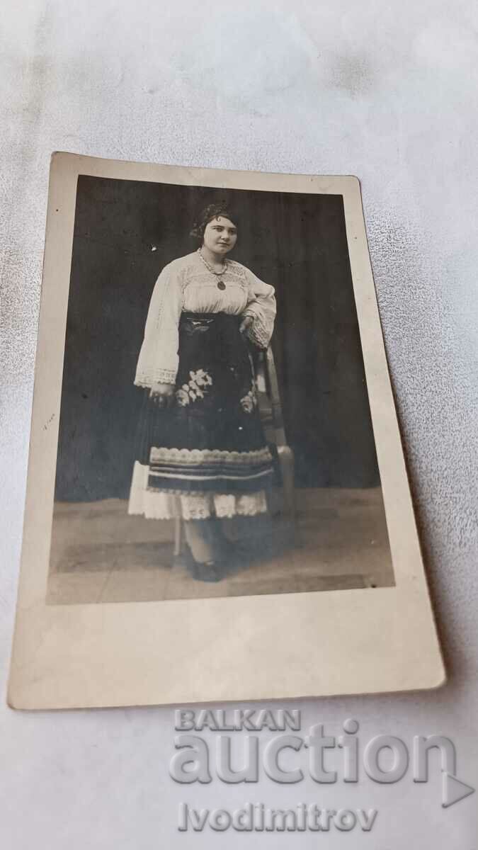 Fotografie O tânără cu un costum plin de vegetație, 1923