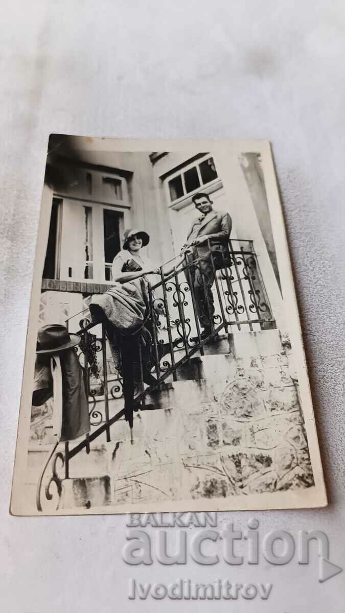 Φωτογραφία Νεαρός άνδρας και νεαρή γυναίκα στα σκαλοπάτια