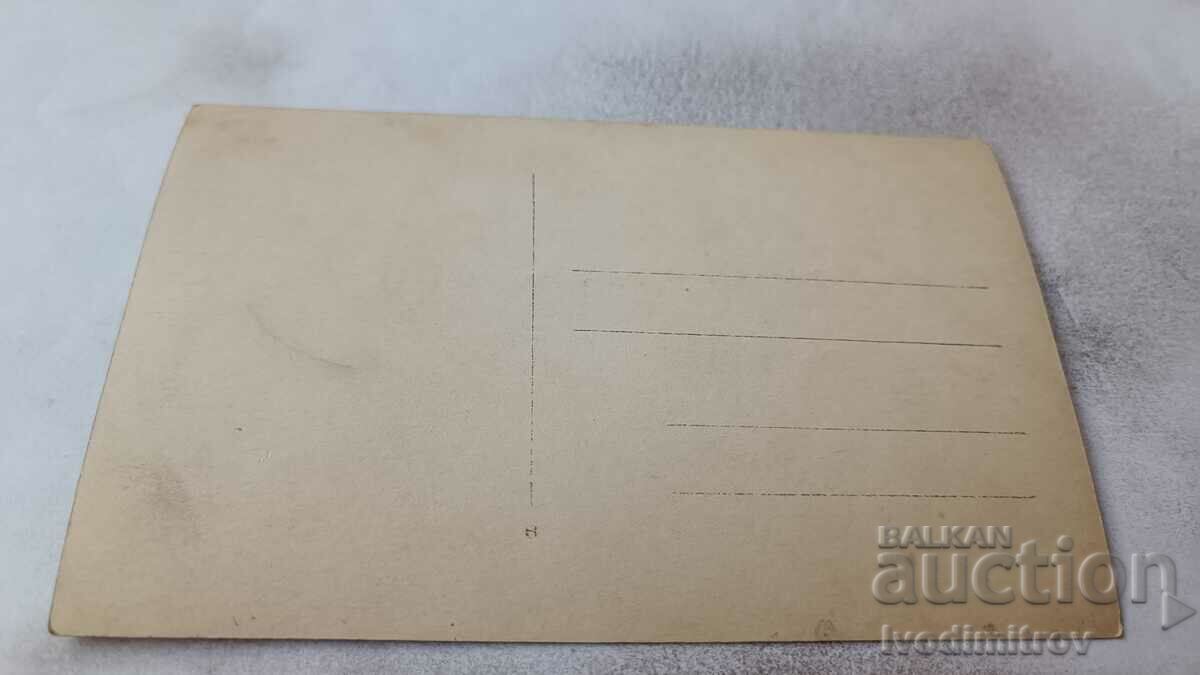 Снимка Младежи и девойки в парка с цена 1.35 лв. | € 0.69 Снимка Младежи и девойки в парка с цена 1.35 лв. | € 0.69