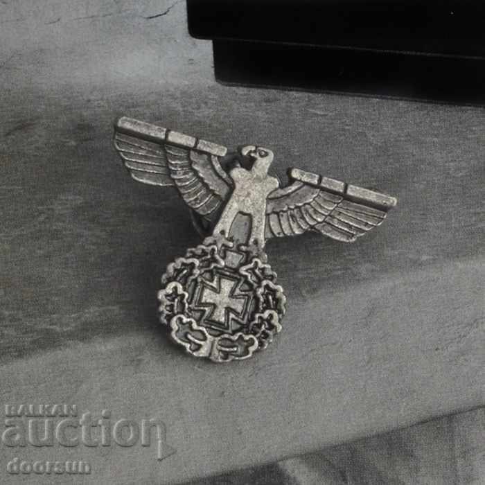 Pin with an eagle with outstretched wings World War II