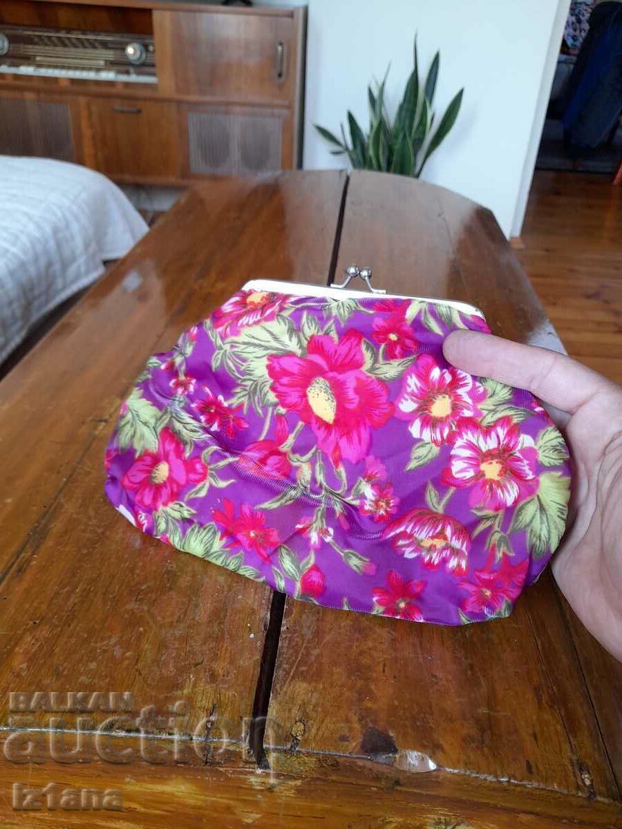 Old lady's purse with price 22.00 BGN | € 11.25 Old lady's purse with price 22.00 BGN | € 11.25