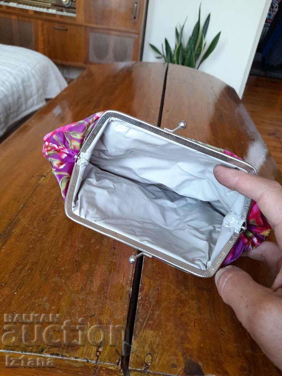 Delivery of Old lady's purse Delivery of Old lady's purse