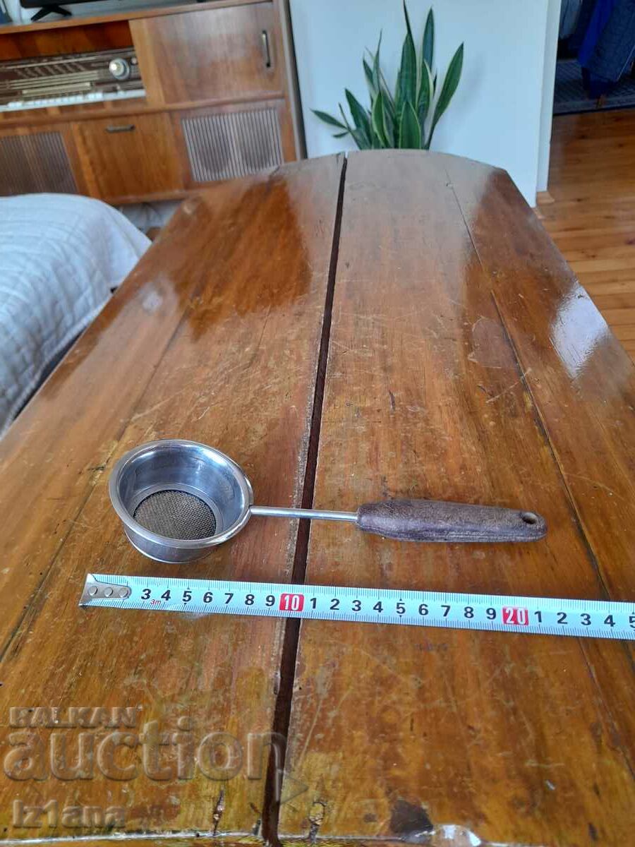 Ένα παλιό τρυπητό με τιμή 10.00 BGN | € 5.11 Ένα παλιό τρυπητό με τιμή 10.00 BGN | € 5.11