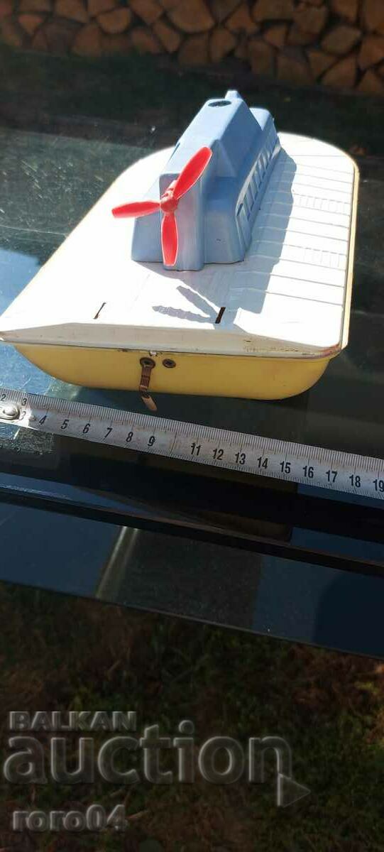 LARGE OLD SHEET METAL BOAT - LIPSY - 5 LARGE OLD SHEET METAL BOAT - LIPSY - 5