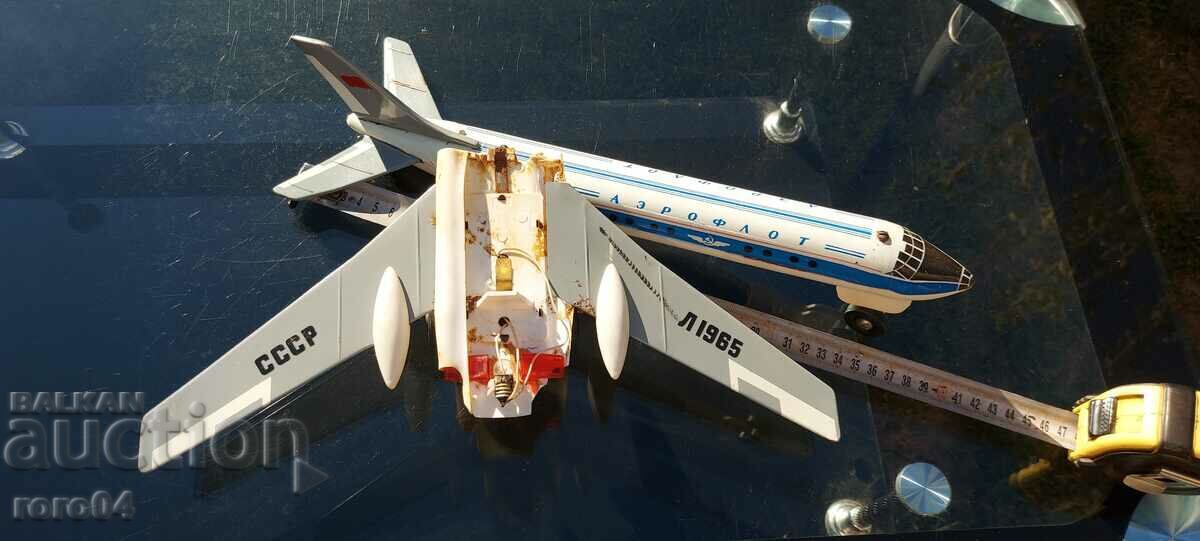 LARGE OLD SHEET METAL PLANE - LIPSY - 7 LARGE OLD SHEET METAL PLANE - LIPSY - 7