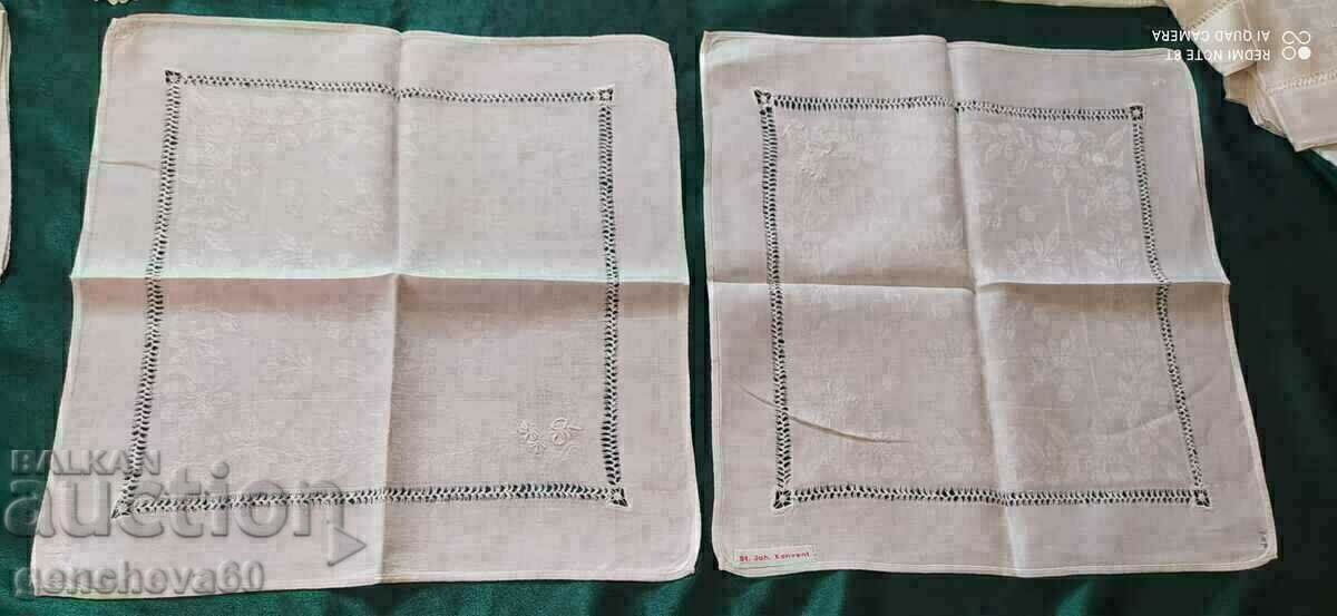 Coperta, broderie manuala si 8 servetele, in, initiale cu preț 50.00 BGN | € 25.56 Coperta, broderie manuala si 8 servetele, in, initiale cu preț 50.00 BGN | € 25.56