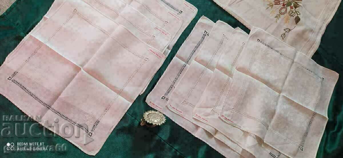 Licitație Coperta, broderie manuala si 8 servetele, in, initiale Licitație Coperta, broderie manuala si 8 servetele, in, initiale