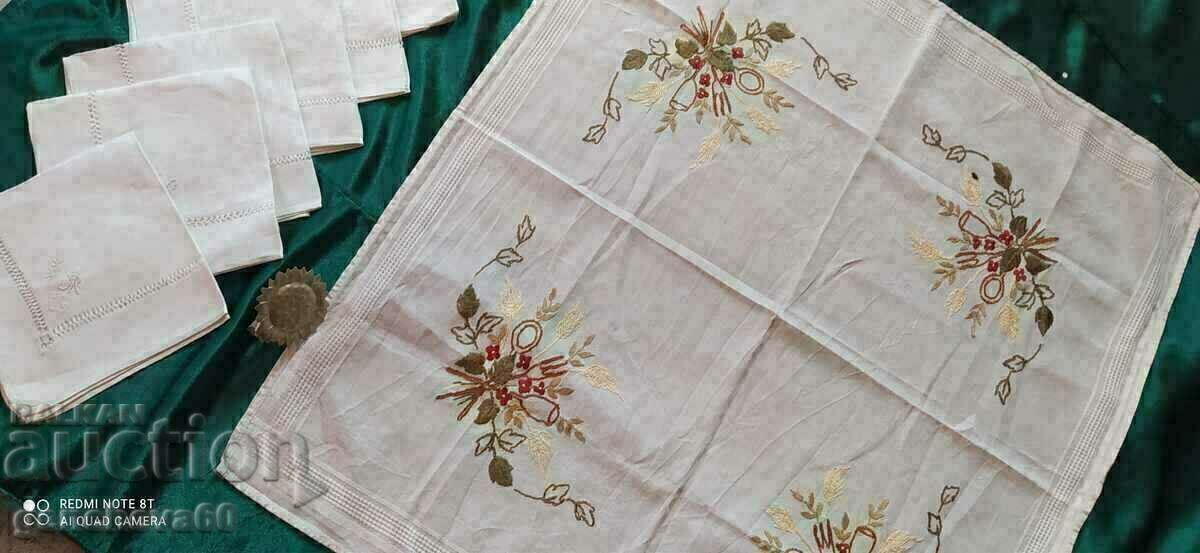 Livrarea Coperta, broderie manuala si 8 servetele, in, initiale Livrarea Coperta, broderie manuala si 8 servetele, in, initiale