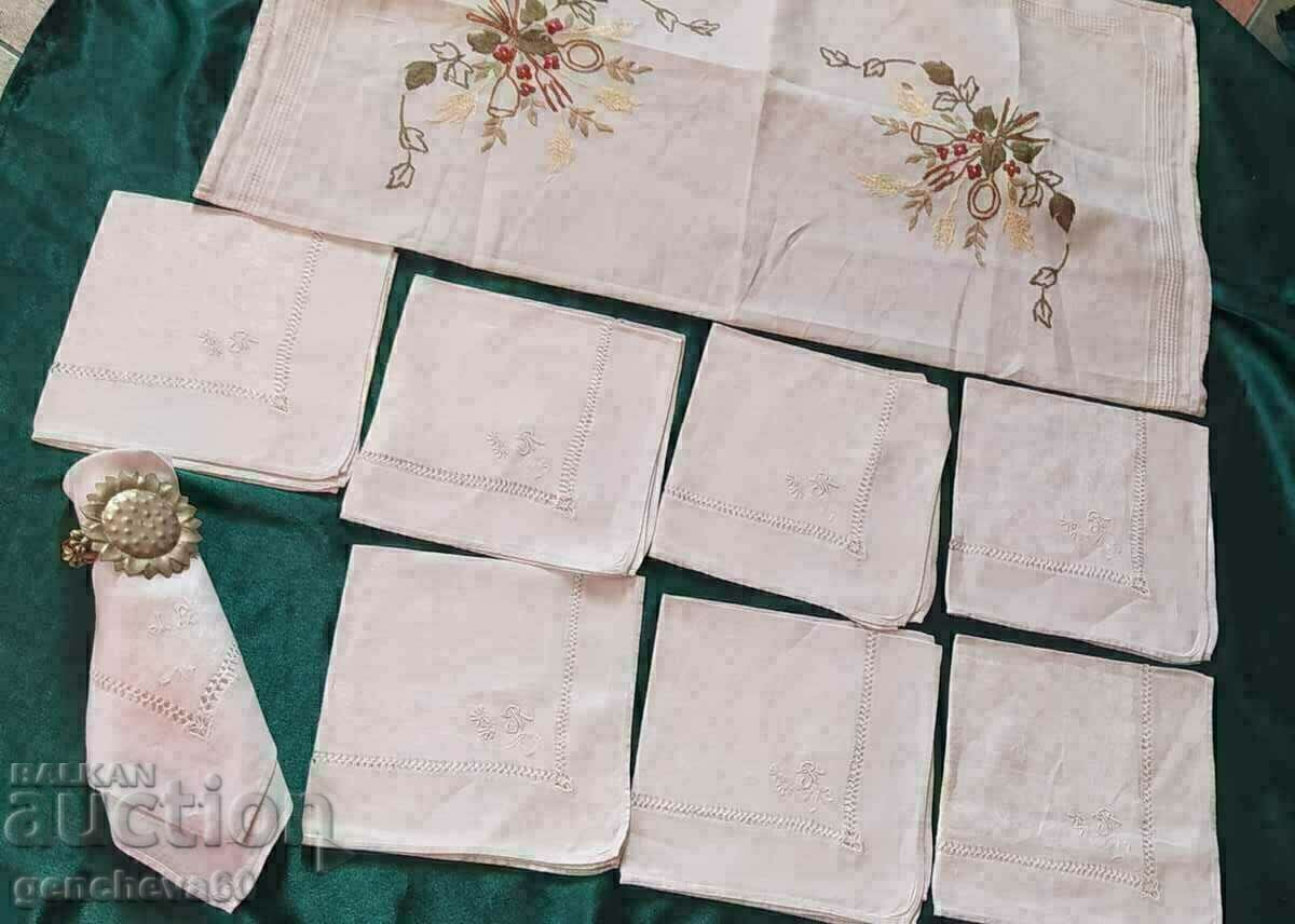 Coperta, broderie manuala si 8 servetele, in, initiale - 6 Coperta, broderie manuala si 8 servetele, in, initiale - 6