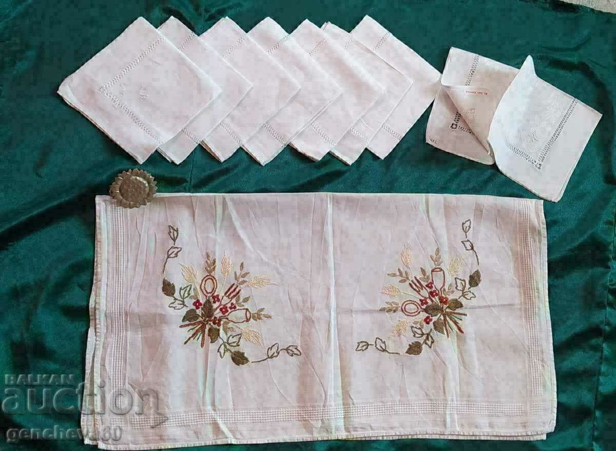 Coperta, broderie manuala si 8 servetele, in, initiale - 7 Coperta, broderie manuala si 8 servetele, in, initiale - 7