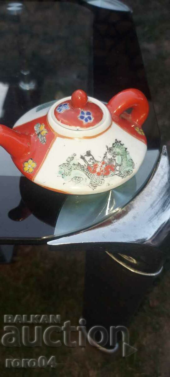 Auction BEAUTIFUL OLD PORCELAIN KETTLE Auction BEAUTIFUL OLD PORCELAIN KETTLE