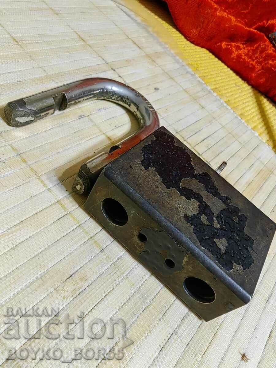 Голям Стар Закален Катинар с Ключ с цена 75.00 лв. | € 38.35 Голям Стар Закален Катинар с Ключ с цена 75.00 лв. | € 38.35