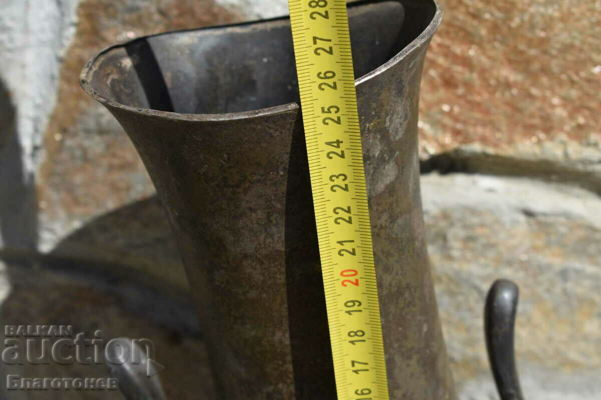 Delivery of A silver renaissance vessel Delivery of A silver renaissance vessel