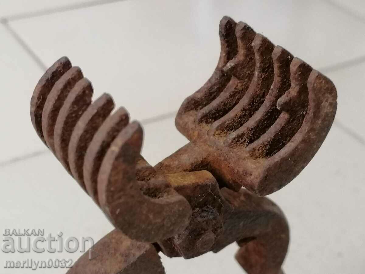 Стари клещи за чупене на орехи ковано желязо инструмент с цена 54.00 лв. | € 27.61