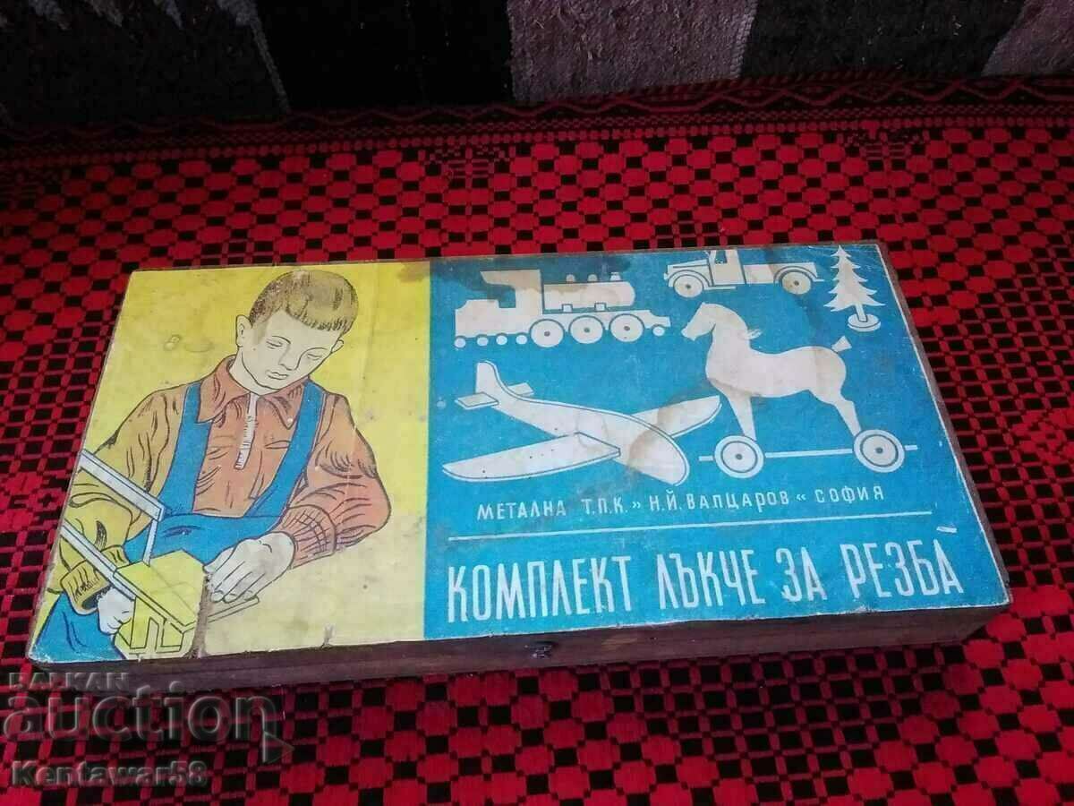 Delivery of Carving bow set. Delivery of Carving bow set.