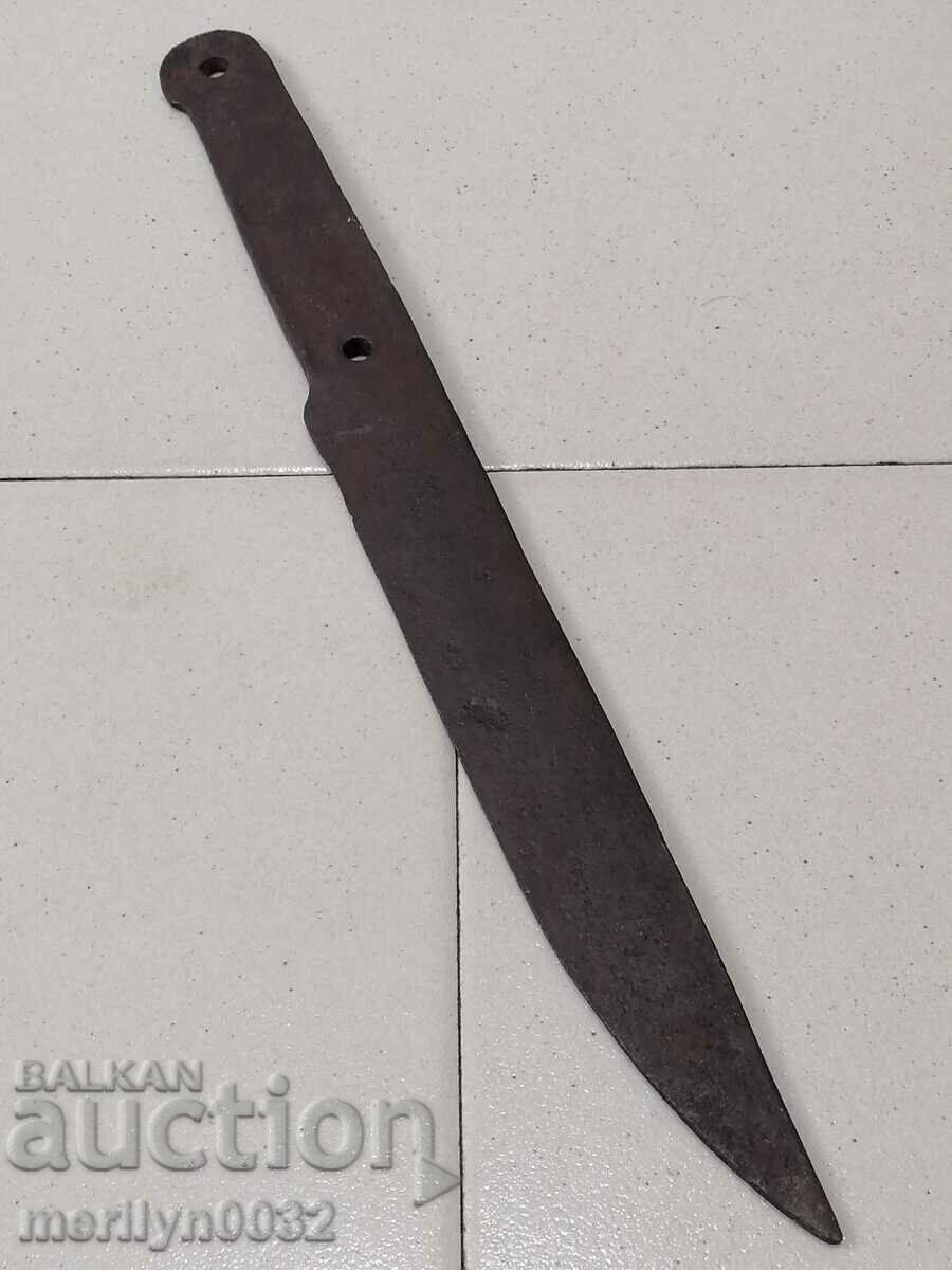 Ένα παλιό μαχαίρι με σφυρηλατημένη στο χέρι λεπίδα