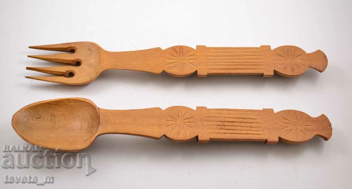 Σκαλιστό στο χέρι ξύλινο κουτάλι και πιρούνι, διακόσμηση κουζίνας