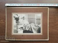 Παλιά φωτογραφία από χαρτόνι - Στρατιώτης στο νοσοκομείο PSV