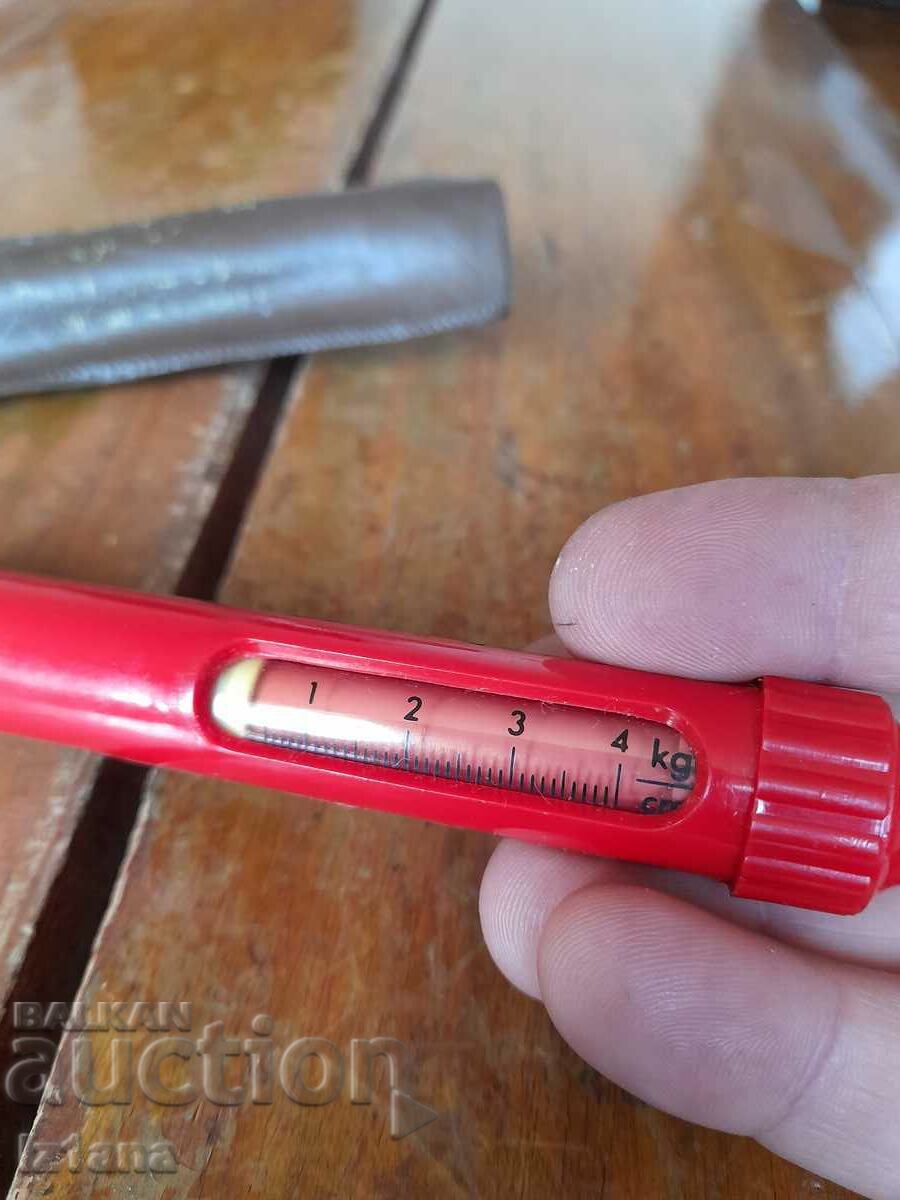 Licitație Manometru vechi în anvelope Licitație Manometru vechi în anvelope