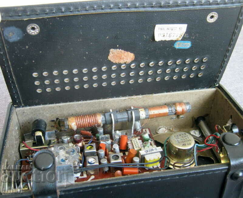 1970 Sanyo 704 - SW/MW 8 Transistor Horizontal Radio - 5