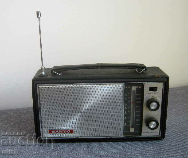 1970 Sanyo 704 - SW/MW 8 транзистора хоризонтално радио