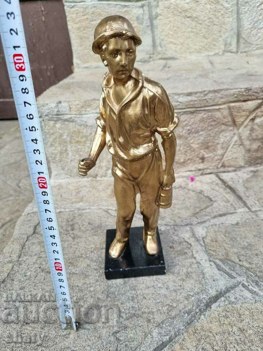 Sculptură veche din metal. Figura