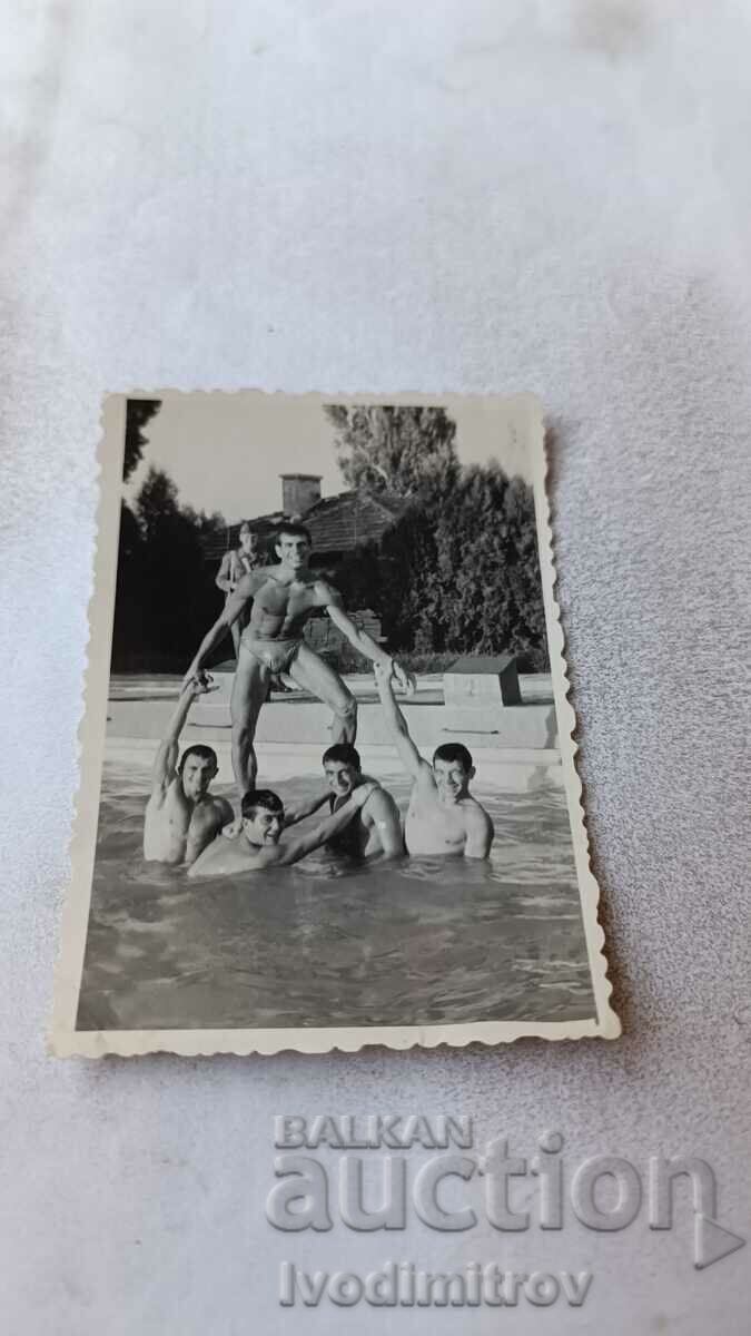Φωτογραφία Πέντε νεαροί άνδρες σε μια πισίνα