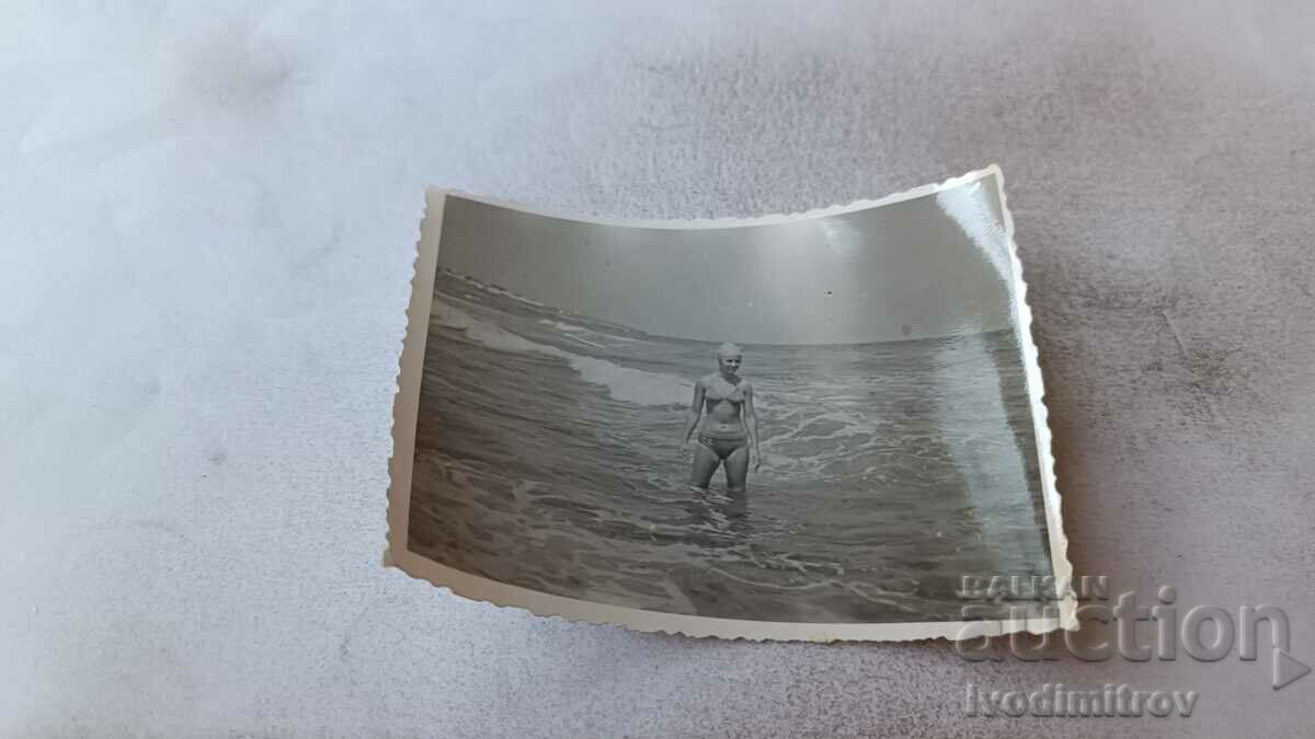 Снимка Младо момиче на брега на морето
