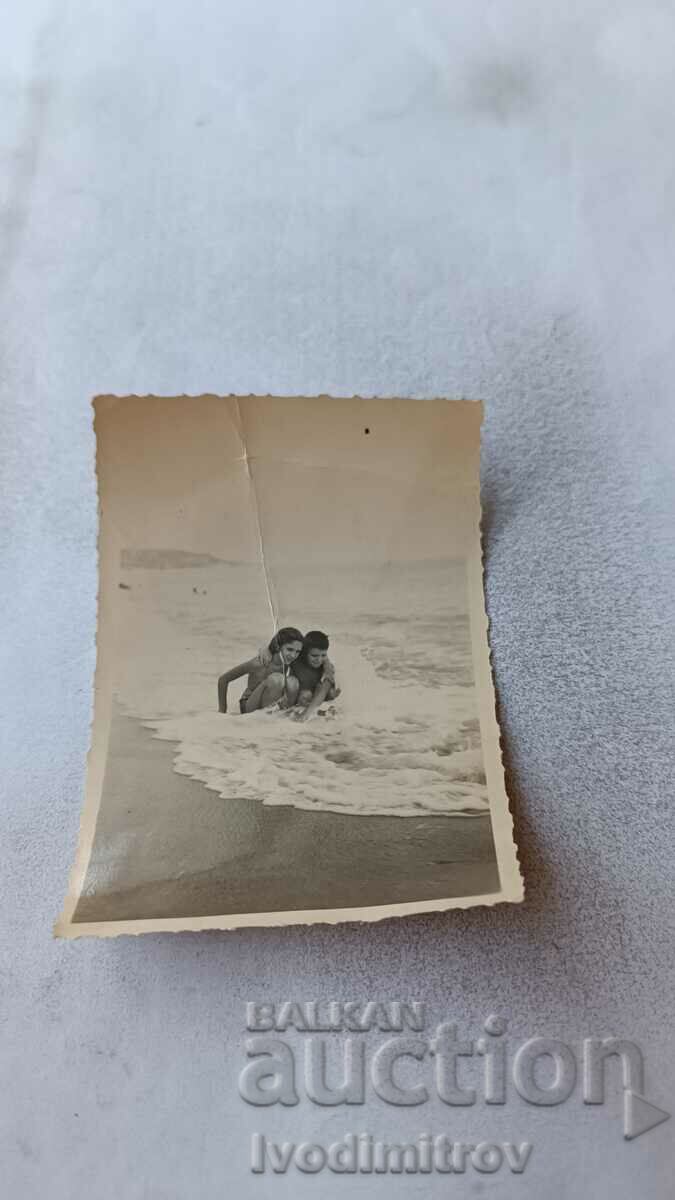 Φωτογραφία Αγόρι και κορίτσι στην παραλία