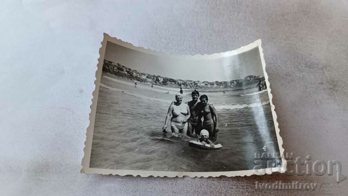 Снимка Мъж две жени и момиче на брега на морето