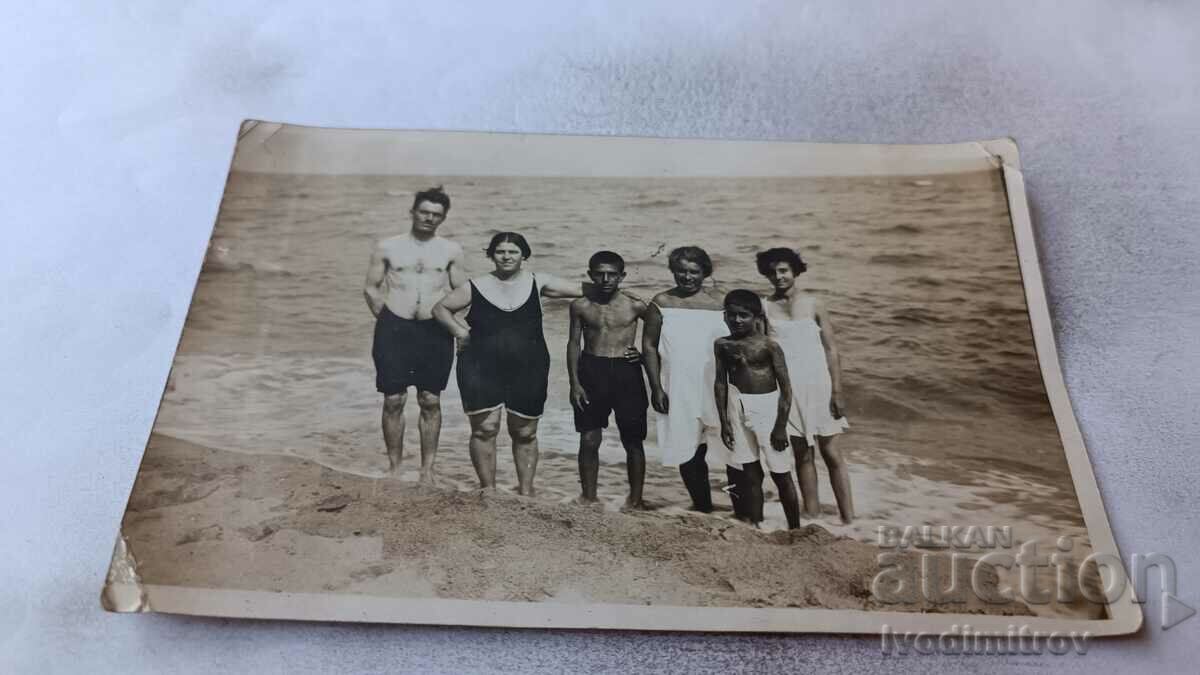 Fotografie Un bărbat, două femei și trei copii pe plajă