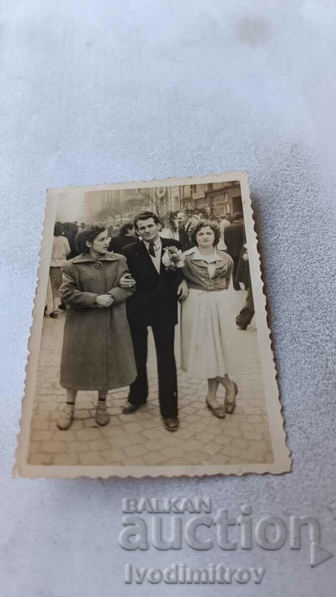 Φωτογραφία Σοφία Ένας νεαρός άνδρας και δύο νεαρές γυναίκες στο δρόμο