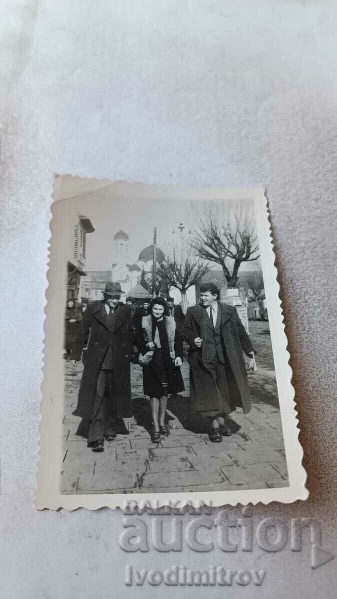 Φωτογραφία Σοφία Ντμάμα άνδρες και μια νεαρή γυναίκα στο πεζοδρόμιο