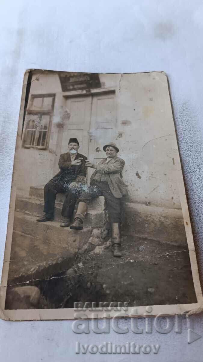 Снимка София Двама мъже на по питие пред Кръчма ЛЮЛИНЪ 1936
