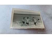 Φωτογραφία Τρεις νεαροί άνδρες στην παραλία