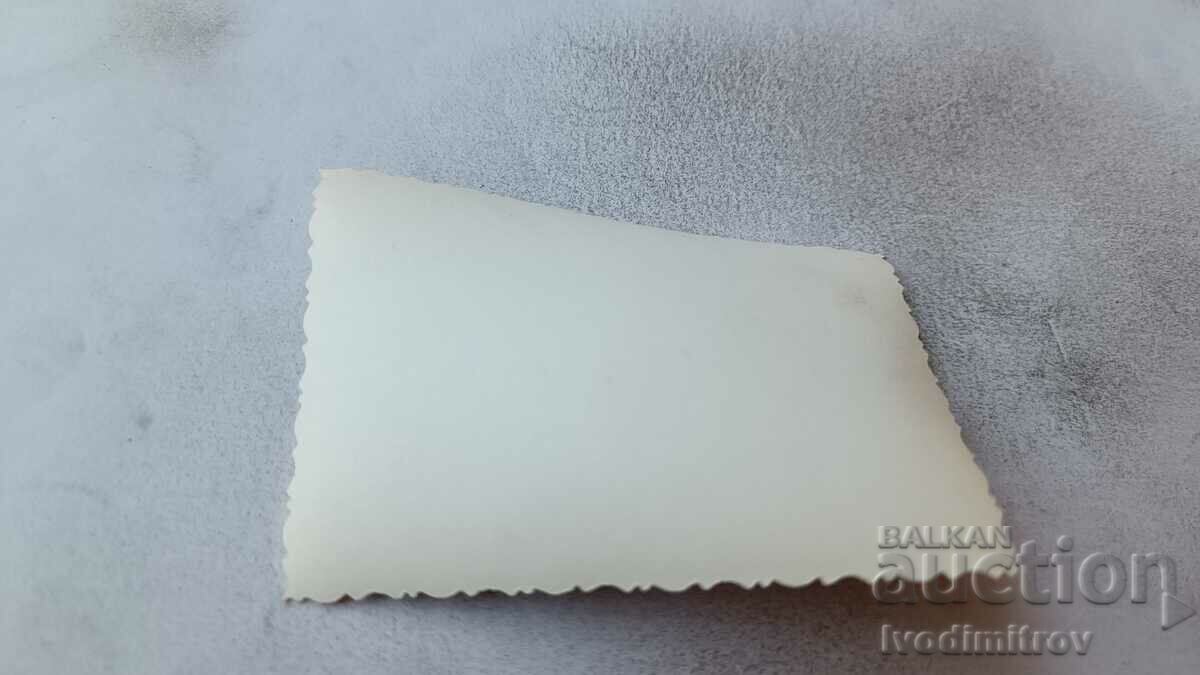 Fotografie Tânăr în pantaloni scurți alergând de-a lungul râului cu preț 2.45 BGN | € 1.25 Fotografie Tânăr în pantaloni scurți alergând de-a lungul râului cu preț 2.45 BGN | € 1.25