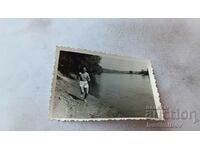 Fotografie Tânăr în pantaloni scurți alergând de-a lungul râului