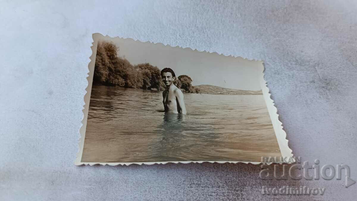 Fotografie Tânăr care face baie în râu