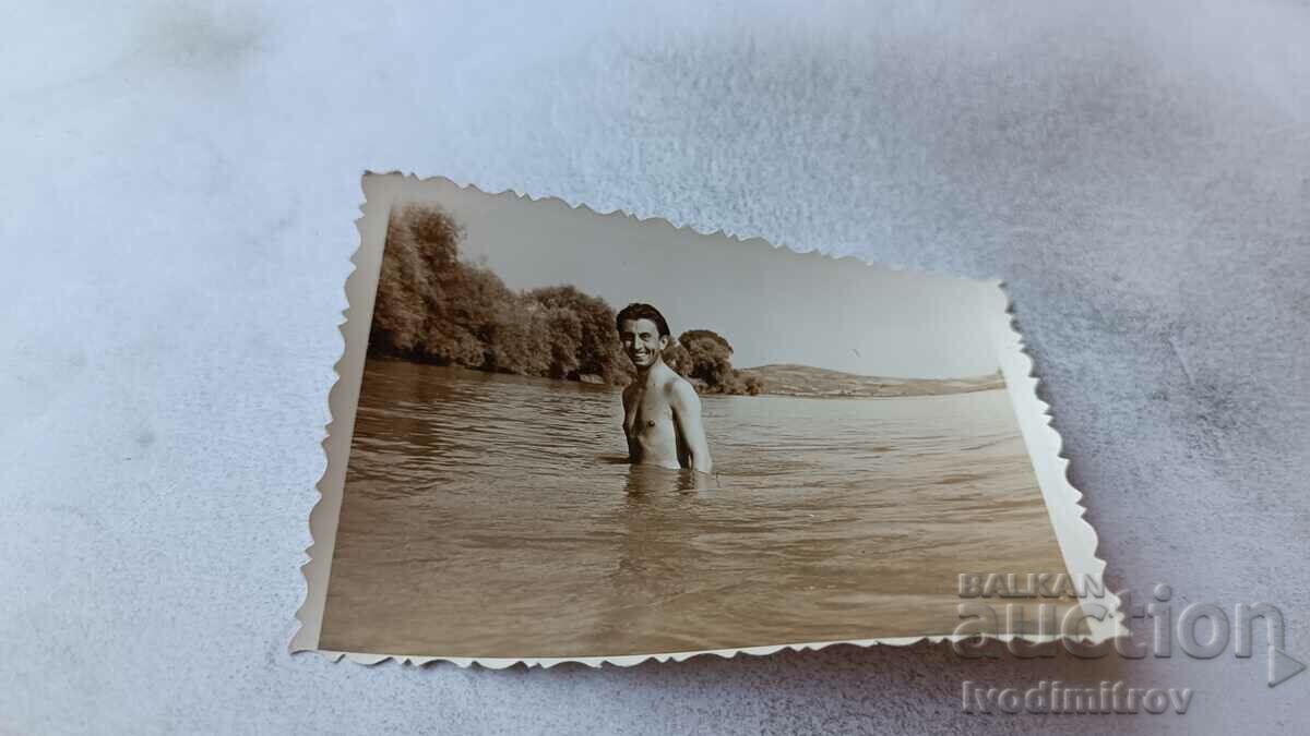 Снимка Млад мъж къпещ се в реката