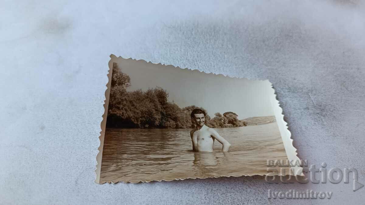 Φωτογραφία Νεαρός άνδρας που κάνει μπάνιο στον ποταμό