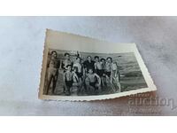 Снимка Млади мъже по бански на брега на морето