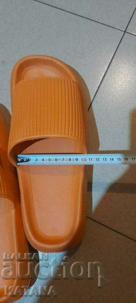 Șlapi REDUCERE!!! cu preț 10.00 BGN | € 5.11